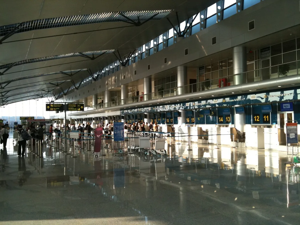 Hành khách xếp hàng làm thủ tục tại các quầy check-in trong nhà ga sân bay Đà Nẵng.